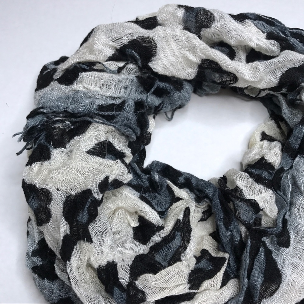 SNOW Leopard Fringe Scarf - Picture 3 of 3